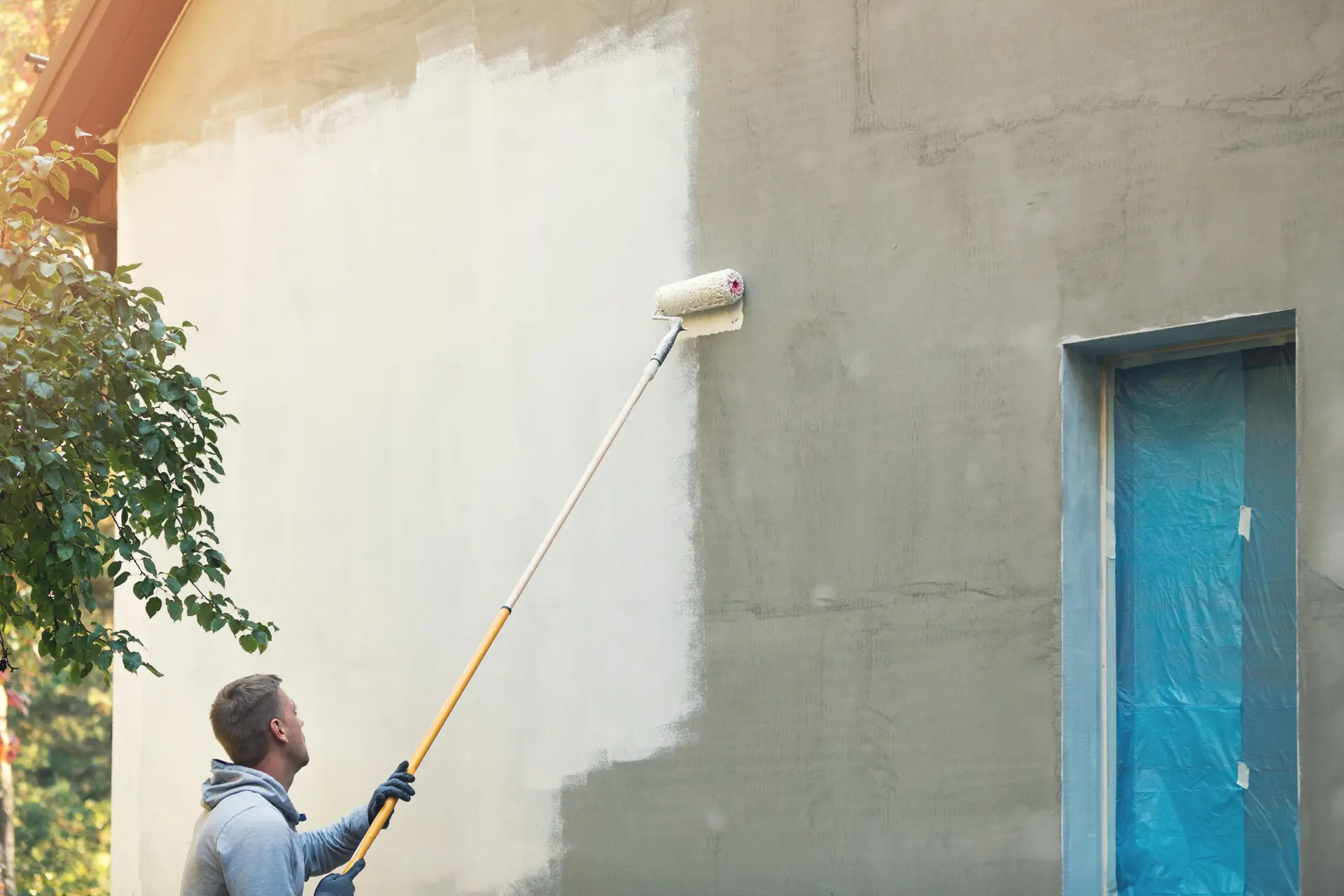 Pintor trabajando en una fachada en Aranjuez